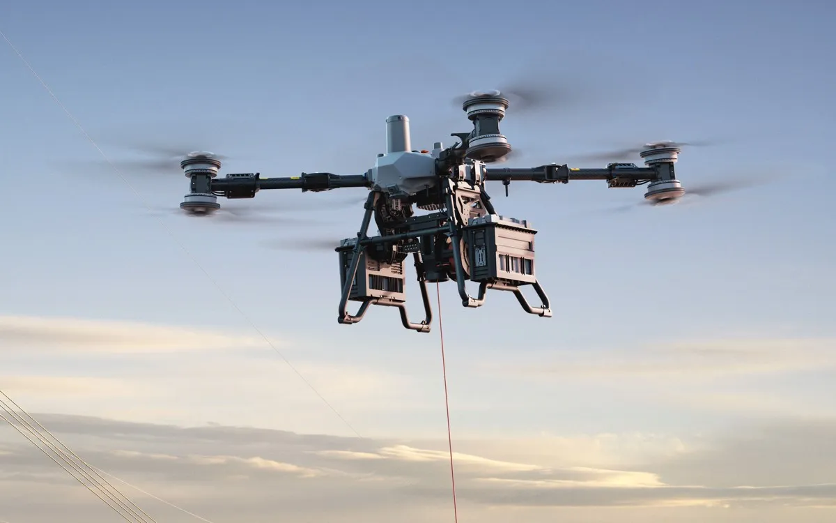 DJI FlyCart 100 Lastendrohne im Flug mit Winden-System und Transportboxen